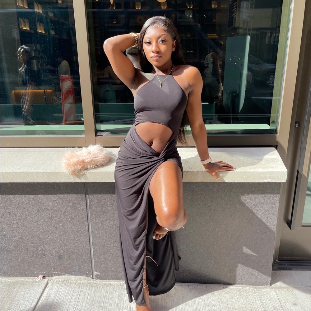 Bodycon dress with split. - Picture 2 of 3
